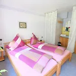 Frauenpension Arleta - Women Only